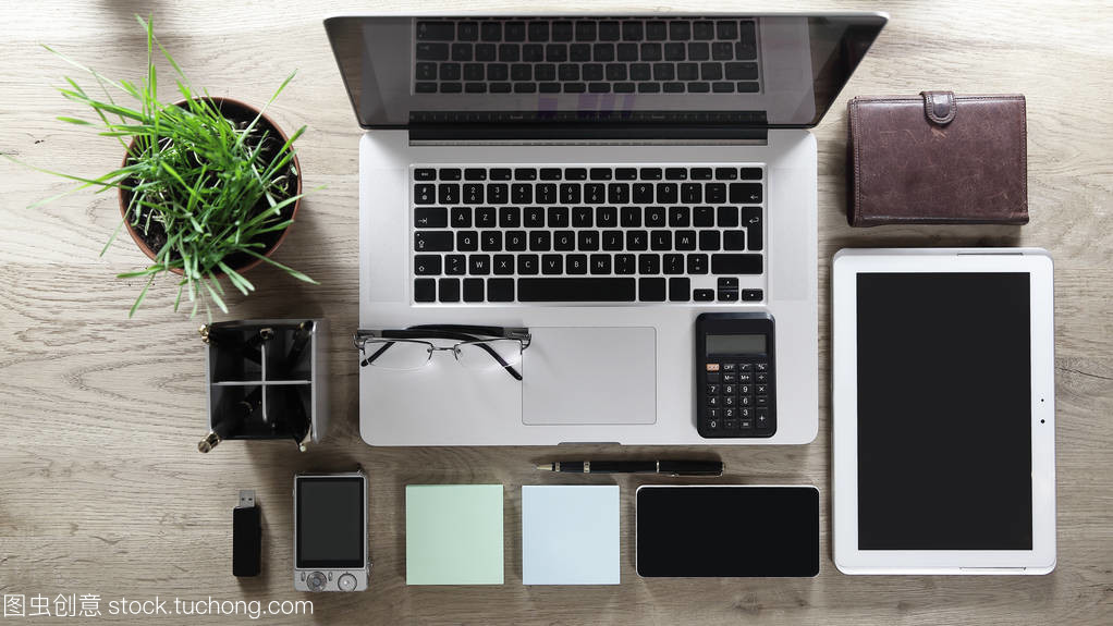 木桌之上 辦公設(shè)備、眼鏡與用品的秩序美學(xué)